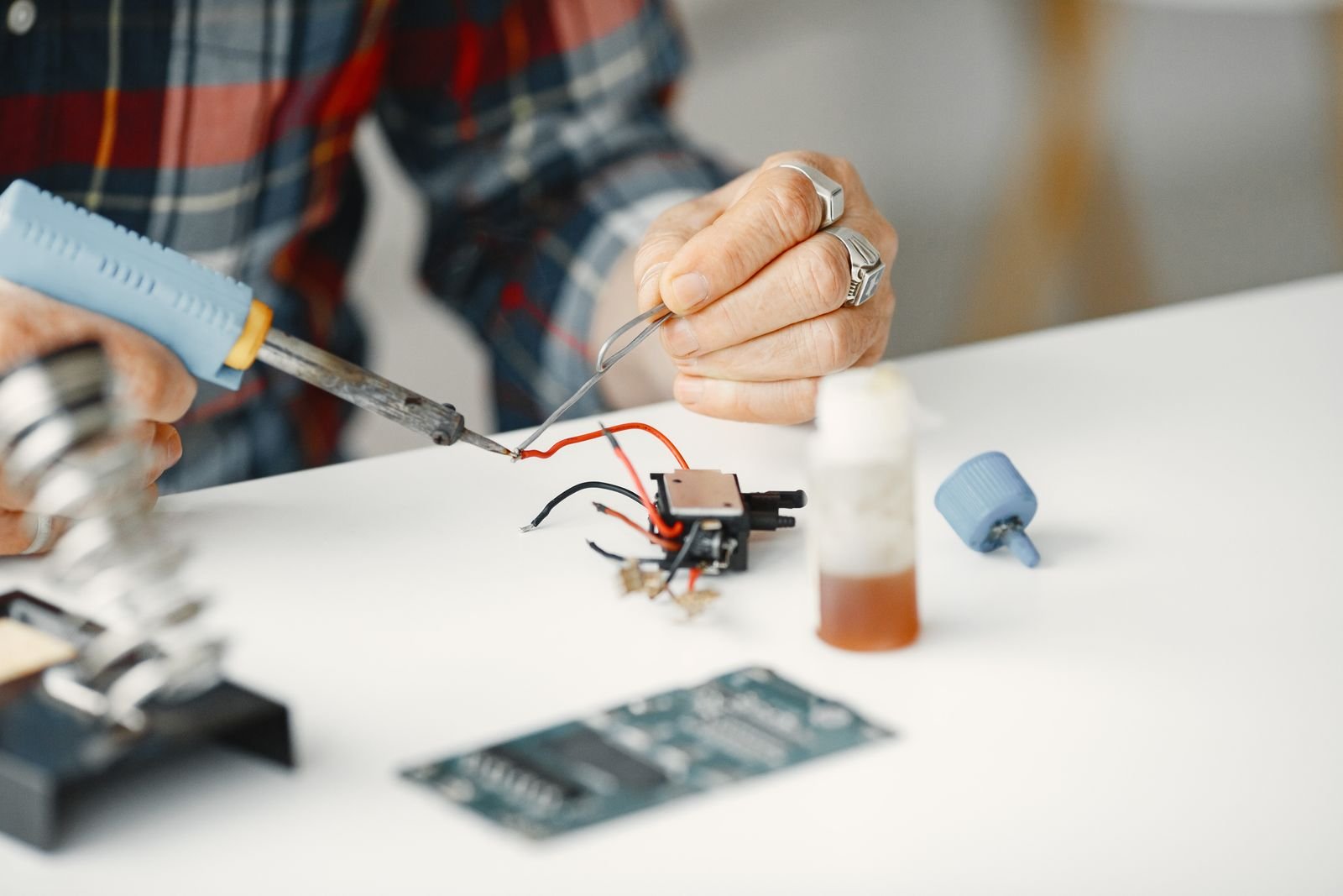Silicone Sealant Bonding