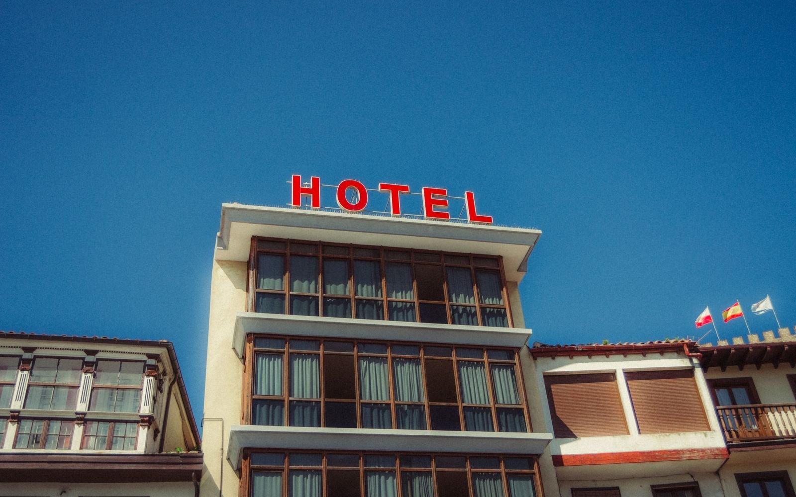 Daily housekeeping and laundry service Delhi hotel
